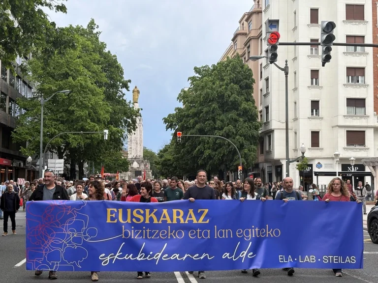Manifestantes sosteniendo una pancarta en Bilbao