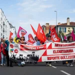 Manifestantes con pancartas y banderas en Baiona