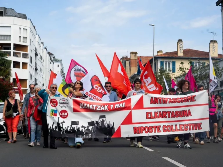 Manifestantes con pancartas y banderas en Baiona