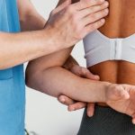 Fisioterapeuta asistiendo a paciente en tratamiento