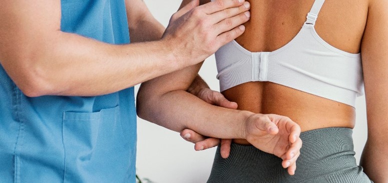 Fisioterapeuta asistiendo a paciente en tratamiento