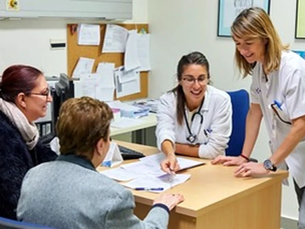 Médicos y pacientes interactuando en una consulta médica