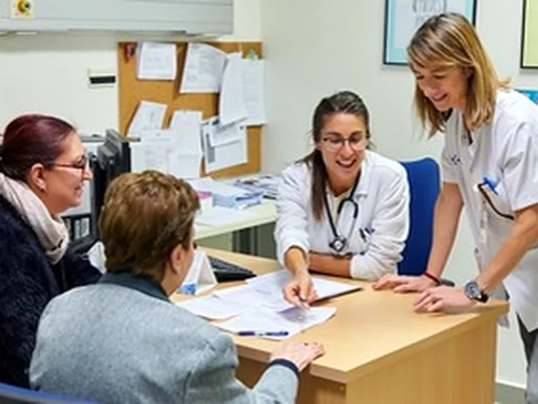 Médicos y pacientes interactuando en una consulta médica