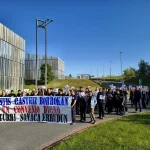 Manifestantes de Alestis Aerospace con pancartas en protesta.