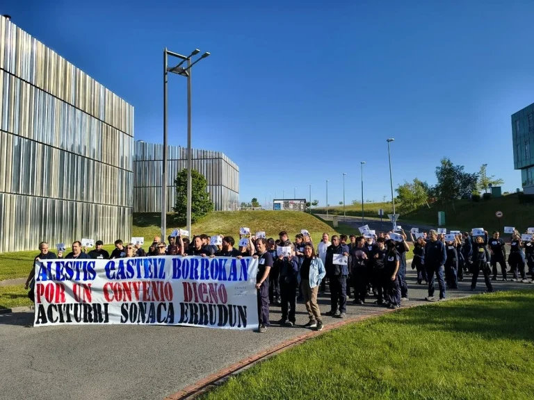 Manifestantes de Alestis Aerospace con pancartas en protesta.