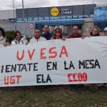 Grupo de trabajadores de Uvesa en Tudela con pancarta de protesta.