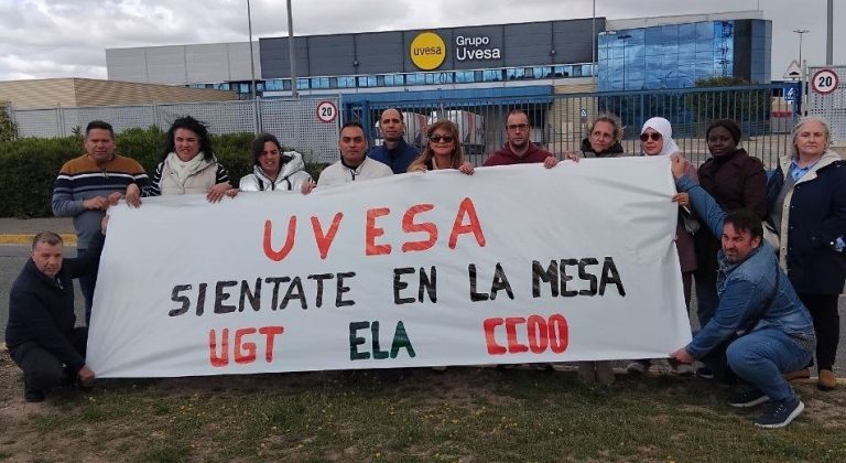 Grupo de trabajadores de Uvesa en Tudela con pancarta de protesta.
