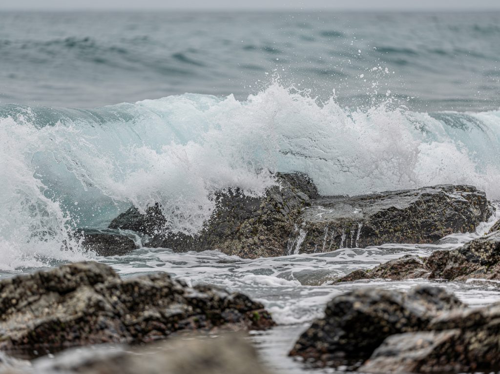 Olas rompiendo sobre rocas en la costa del mar Cantábrico