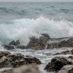 Olas rompiendo sobre rocas en la costa del mar Cantábrico