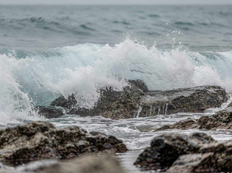 Olas rompiendo sobre rocas en la costa del mar Cantábrico