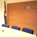 Sala de reuniones con bandera vasca y mesa ovalada