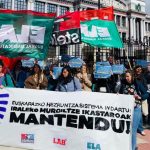 Docentes protestan con pancartas y banderas en la calle