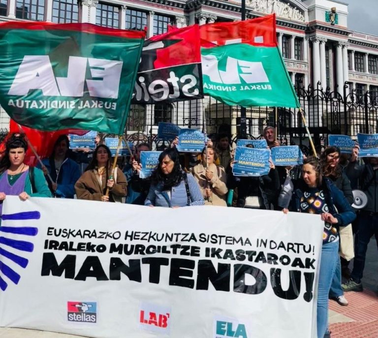 Docentes protestan con pancartas y banderas en la calle