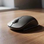 Raton inalámbrico sobre una mesa de madera clara