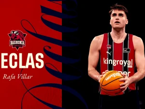 Jugador de baloncesto sosteniendo un balón, con fondo rojo y negro.