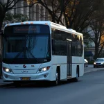 Autobús escolar blanco en una calle urbana