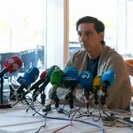 Rueda de prensa con micrófonos de diferentes medios de comunicación
