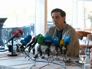 Rueda de prensa con micrófonos de diferentes medios de comunicación