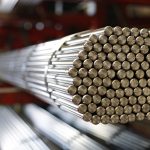 Barras de acero apiladas en un almacén industrial