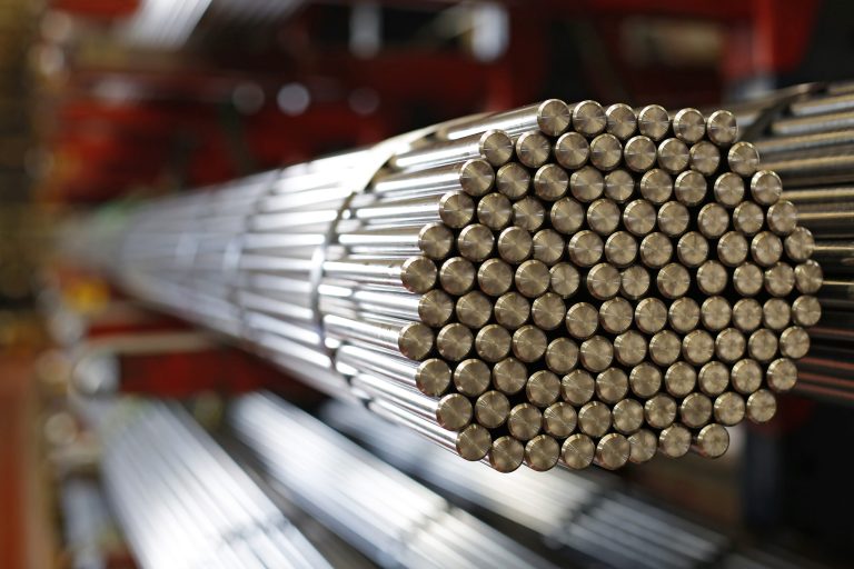 Barras de acero apiladas en un almacén industrial