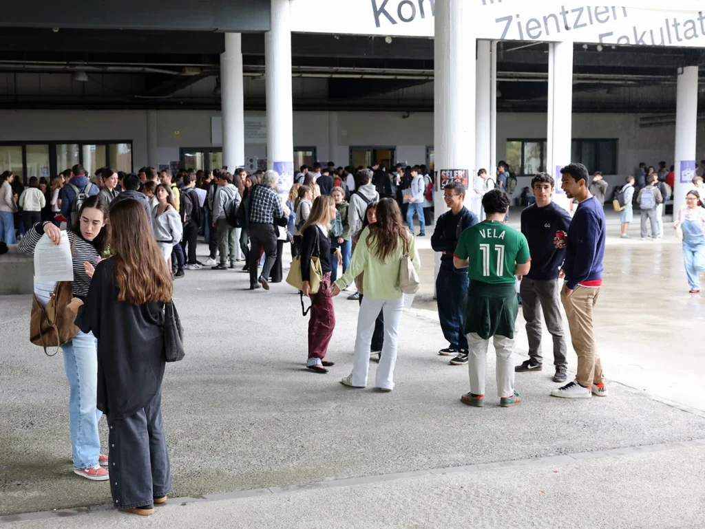 Estudiantes en el campus de la EHU tras la PAU