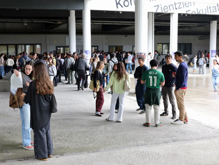 Estudiantes en el campus de la EHU tras la PAU