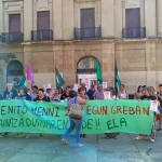 Manifestantes sosteniendo pancartas en apoyo a la huelga en Elizondo