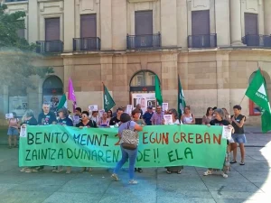 Manifestantes sosteniendo pancartas en apoyo a la huelga en Elizondo