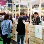 Personas en un evento de promoción de productos agrarios y alimentarios