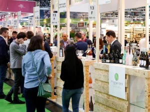 Personas en un evento de promoción de productos agrarios y alimentarios