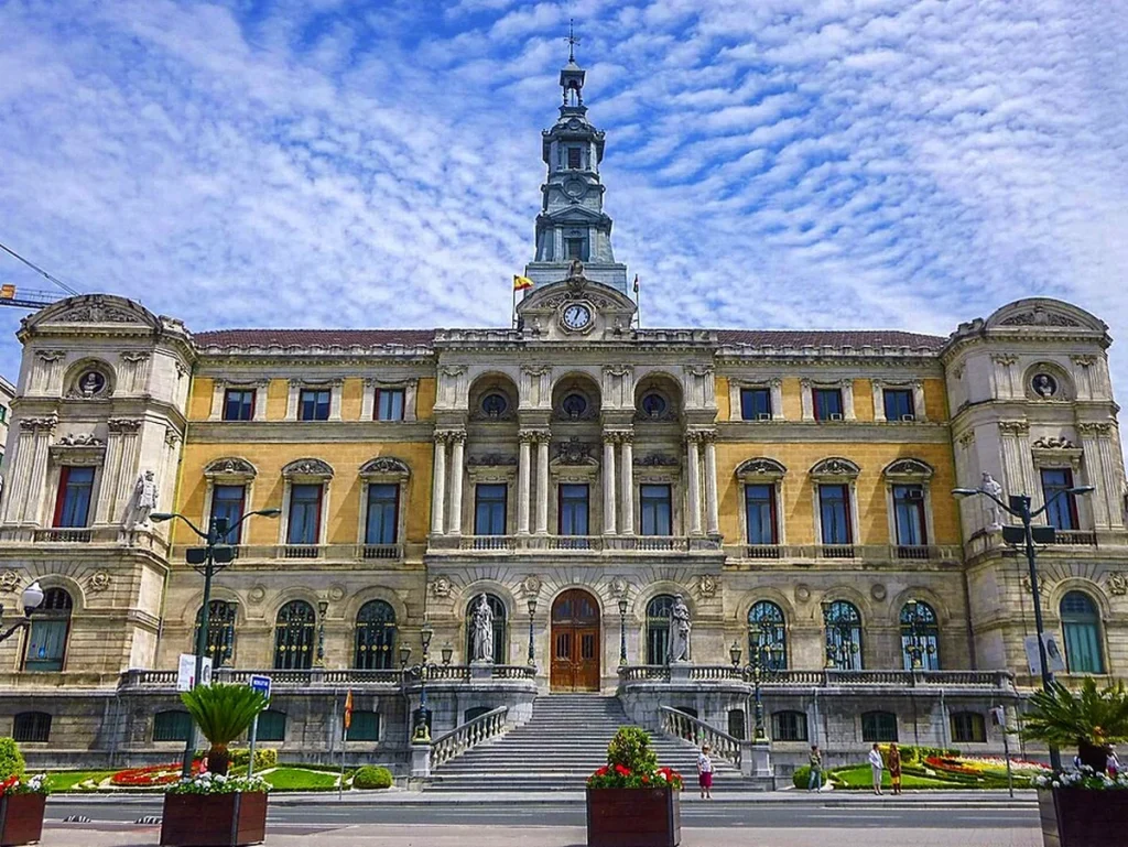 Edificio del Ayuntamiento de Bilbao bajo un cielo nublado