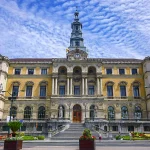 Edificio del Ayuntamiento de Bilbao bajo un cielo nublado