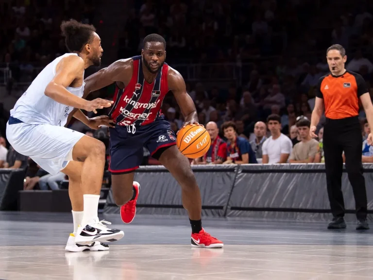 Jugador de baloncesto driblando en un partido de playoff