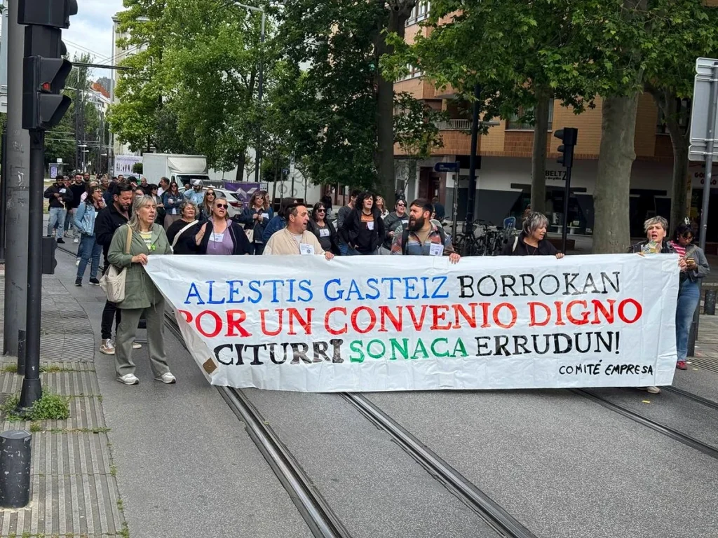 Manifestantes sosteniendo una pancarta en protesta laboral