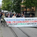 Manifestantes sosteniendo una pancarta en protesta laboral