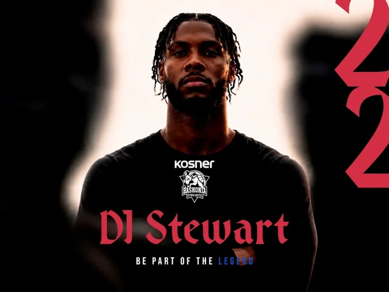 Dewayne Stewart Jr. posando con camiseta del Kosner Baskonia