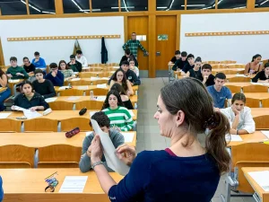 Estudiantes en aula durante la Prueba de Acceso a la Universidad.