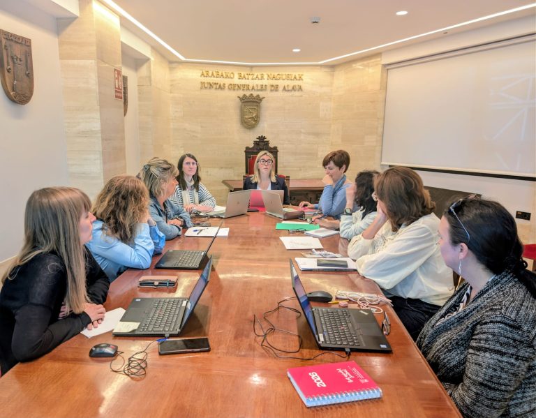 Reunión del Grupo de Igualdad en una sala de trabajo