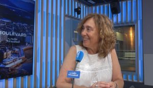 Mujer con cabello rizado en un estudio de radio con micrófono