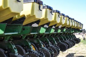 Fila de sembradoras agrícolas en un campo
