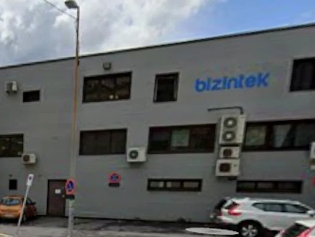 Fachada del edificio de Bizintek Innova con aire acondicionado