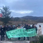 Grupo de trabajadores con pancarta en Versia Contact Center.