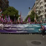Manifestantes con pancartas en una protesta en Gipuzkoa