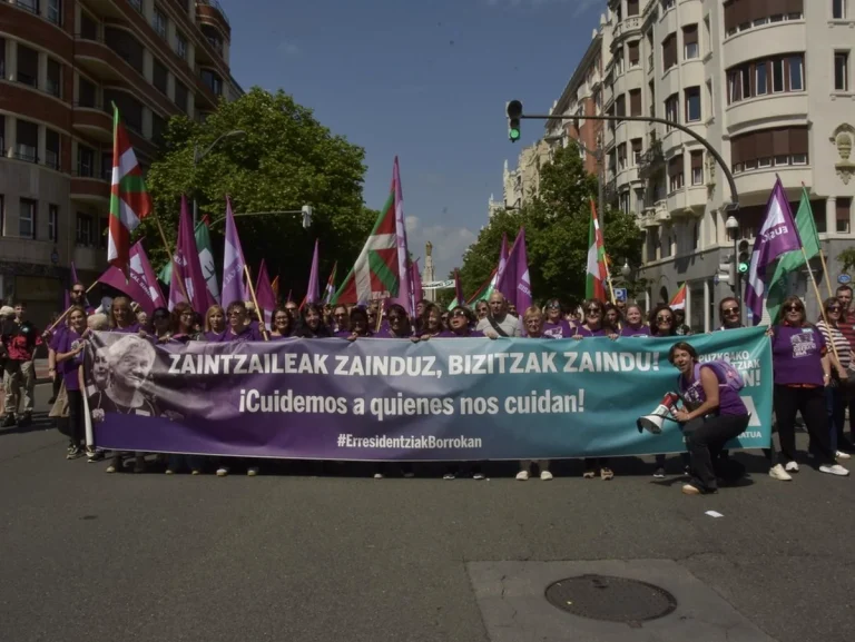 Manifestantes con pancartas en una protesta en Gipuzkoa