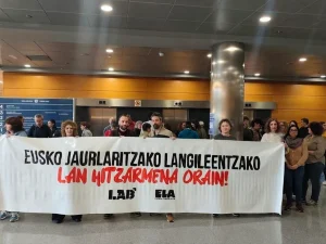 Manifestantes sosteniendo una pancarta en un edificio público