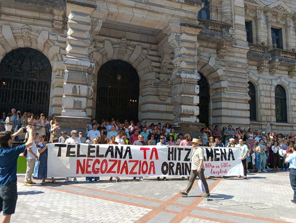 Manifestantes con pancartas en la Diputación Foral de Bizkaia