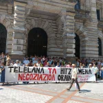 Manifestantes con pancartas en la Diputación Foral de Bizkaia