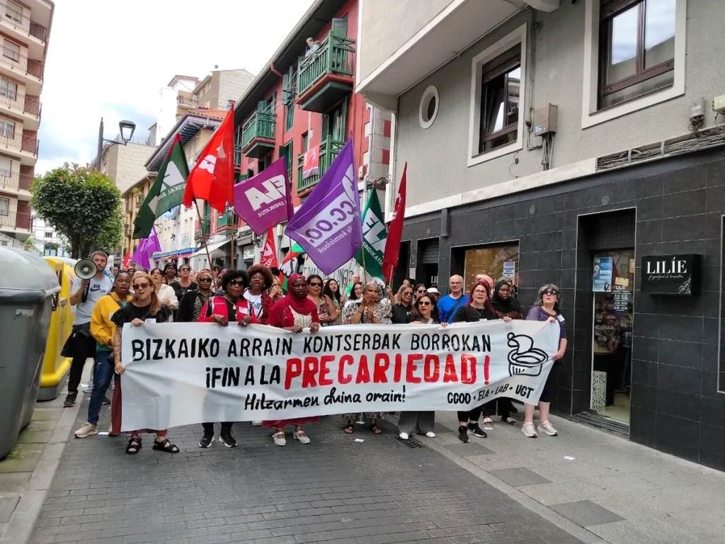 Manifestantes con pancarta y banderas en Bizkaia.