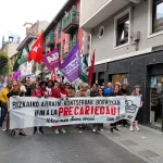 Manifestantes con pancarta y banderas en Bizkaia.
