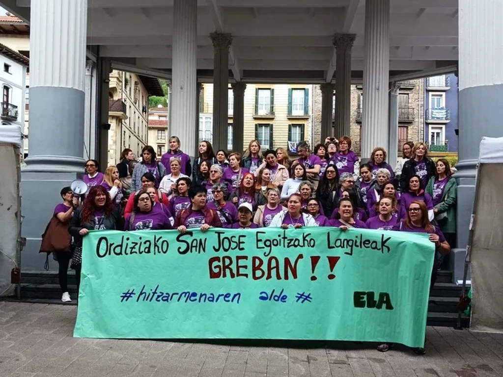 Grupo de personas con camisetas moradas en protesta en Ordizia